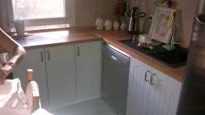 mutfak tezgah üstleri ahşap görünümlü cilalı yapılır 